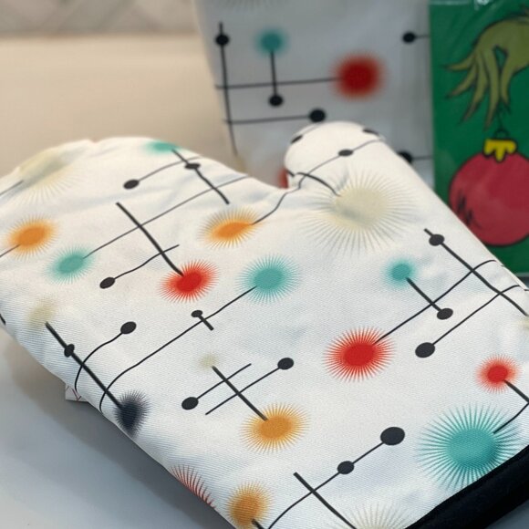 Retro Bundle: Pair of Oven Mitts + Grinch Holiday Napkins - Picture 3 of 11